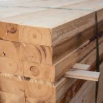 Gestapelde houten planken